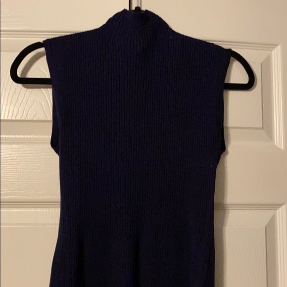 Mock neck sleeveless top - Picture 3 of 4